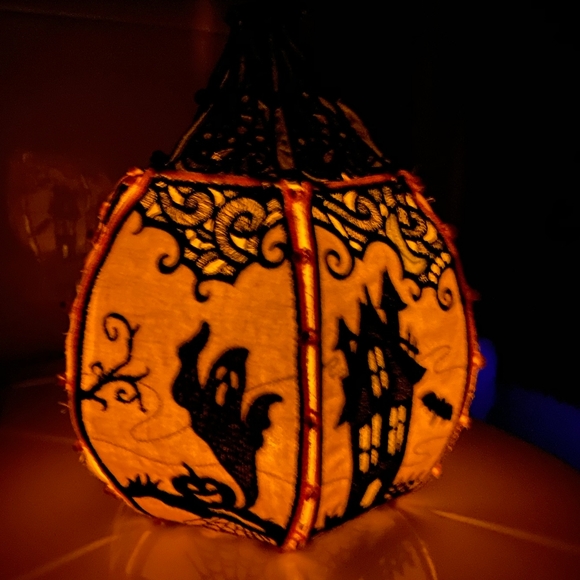 Homemade GLOWING Haunted House embroided pumpkin - Picture 3 of 8